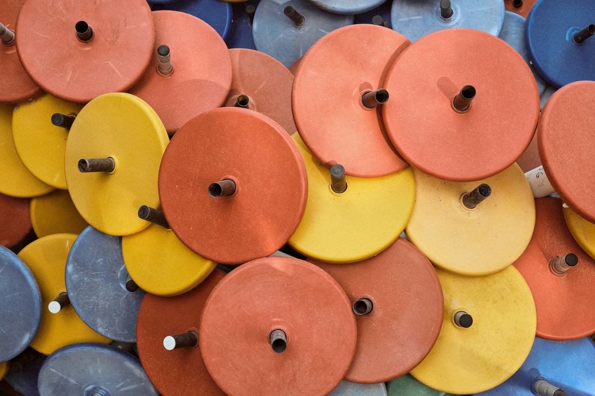 Comparison chart showing hook density, abrasive types, and dust extraction efficiency of premium vs budget random orbital sander sanding pads